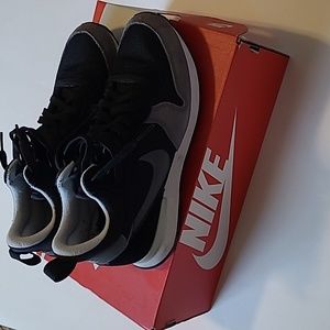 Womwns Nike Mid Shoe